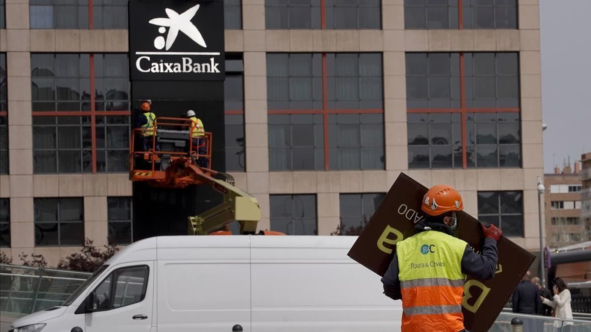 Cambio de logotipo de Bankia por el de Caixabank en la Torre Kio FOTO JOSE LUIS ROCA Cambio de logotipo de Bankia por el de Caixabank en la Torre Kio FOTO JOSE LUIS ROCA