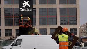 Cambio de logotipo de Bankia por el de Caixabank en la Torre Kio  FOTO JOSE LUIS ROCA