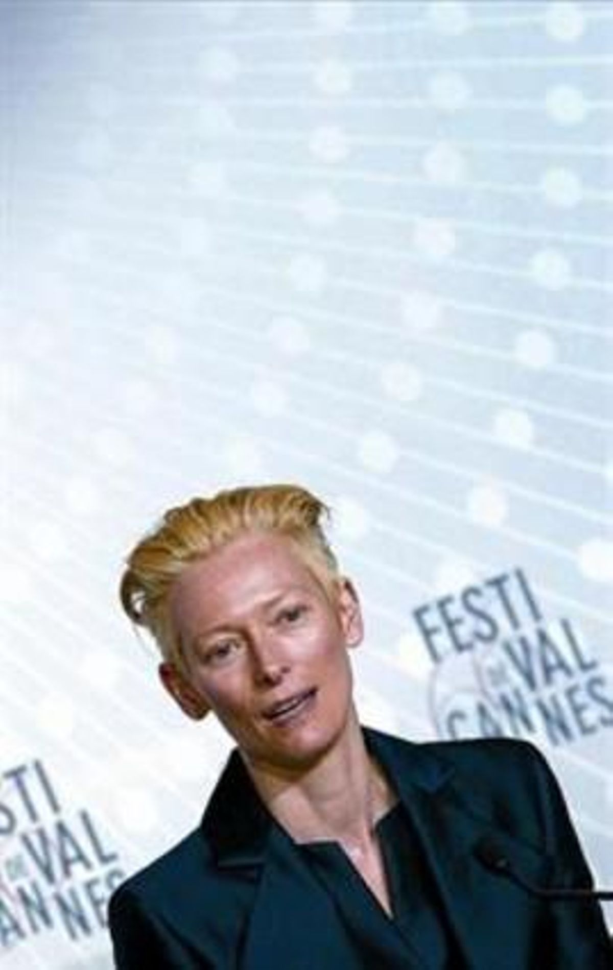 Tilda Swinton, ayer en Cannes. Tilda Swinton, ayer en Cannes.