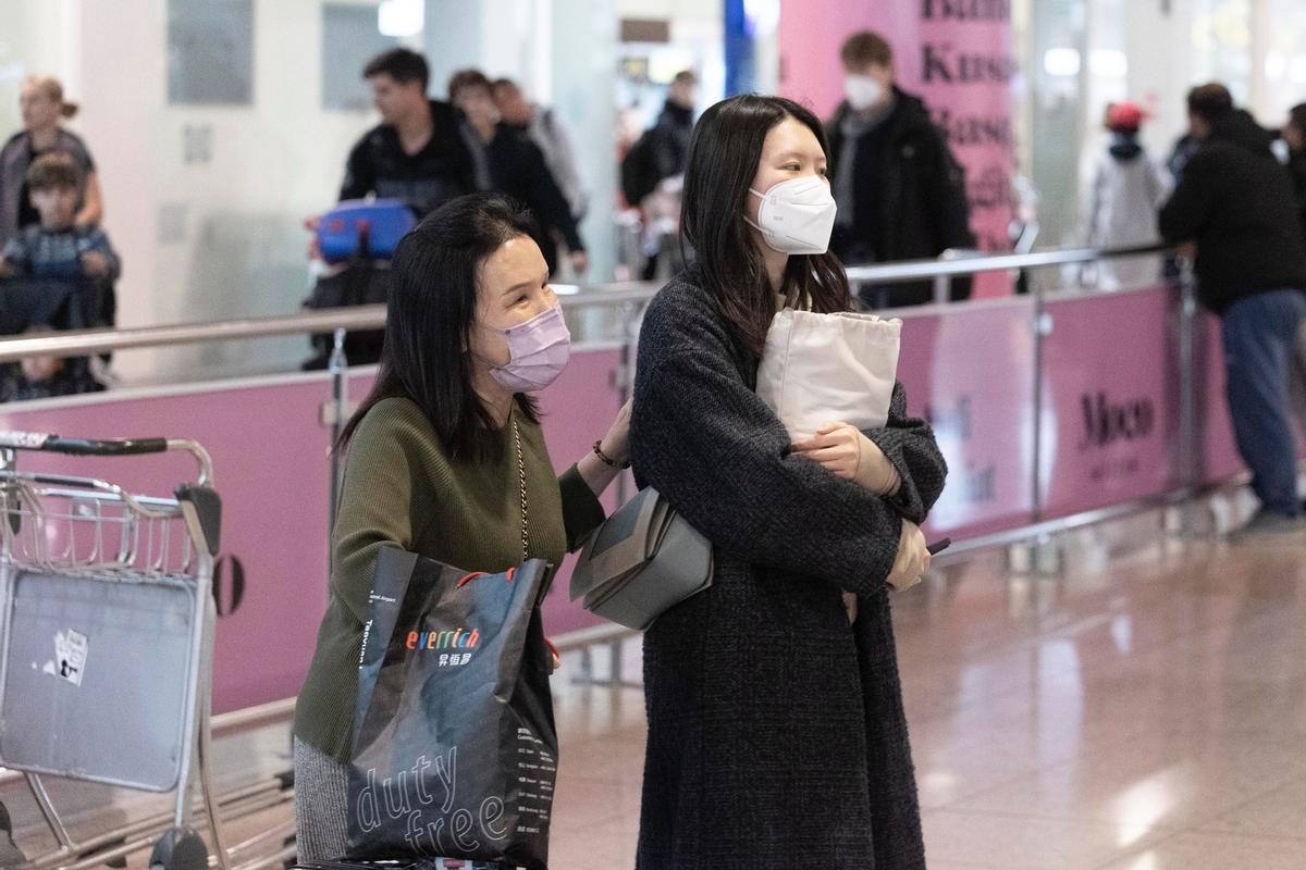 Dos mujeres chinas, a su llegada al aeropuerto de Barcelona.