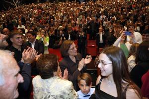 El público de la Llotja de Lleida (con Pere Aragonès y Miquel Iceta) ovaciona puesto en pie a Carla Simón y parte del reparto de ’Alcarràs’.