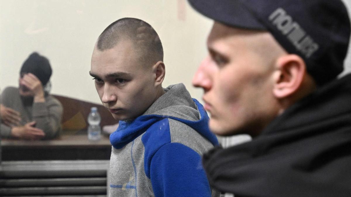 Ucrania condena a cadena perpetua el primer soldado ruso acusado de crímenes de guerra.
