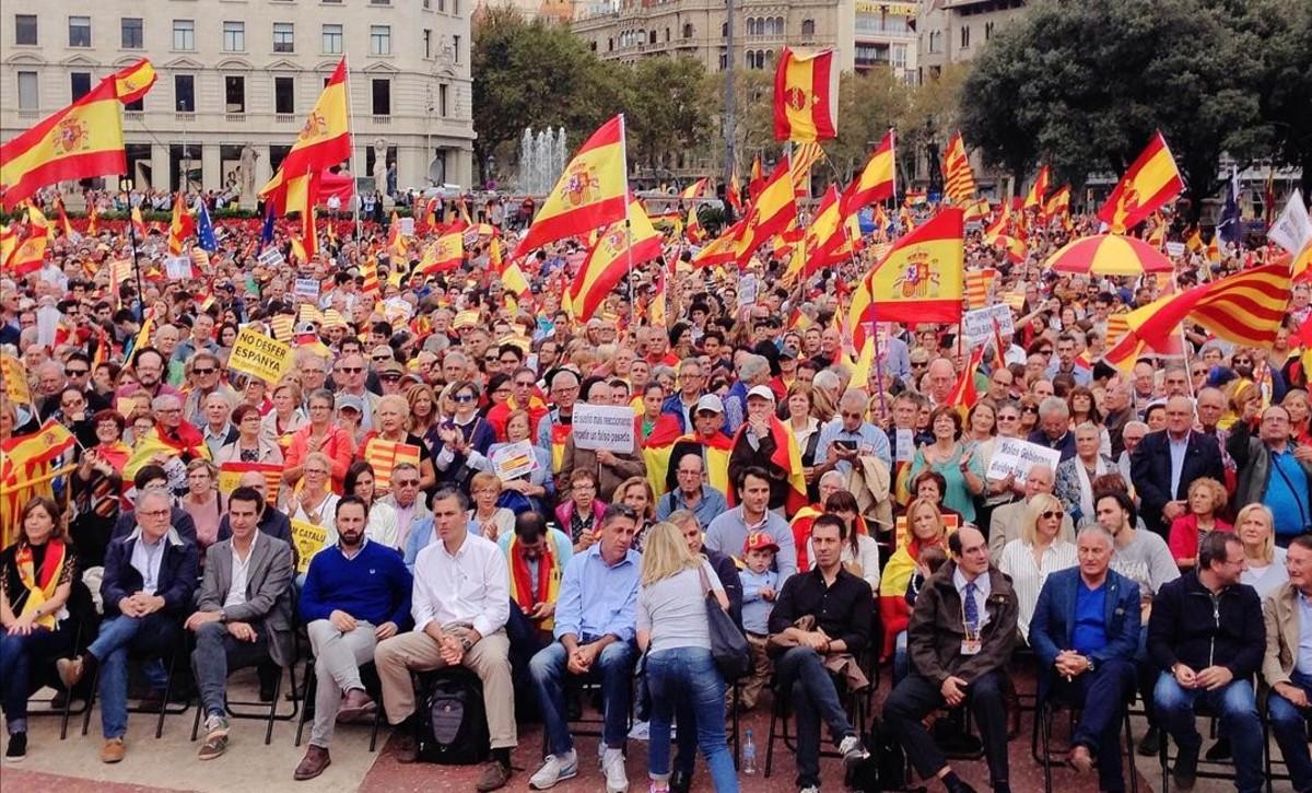 Imagen de la manifestación del 12 de octubre en la plaza de Catalunya de Barcelona.