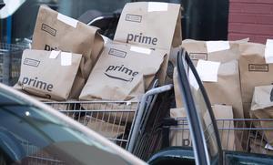Paquetes de Amazon listos para ser entregados a los clientes.