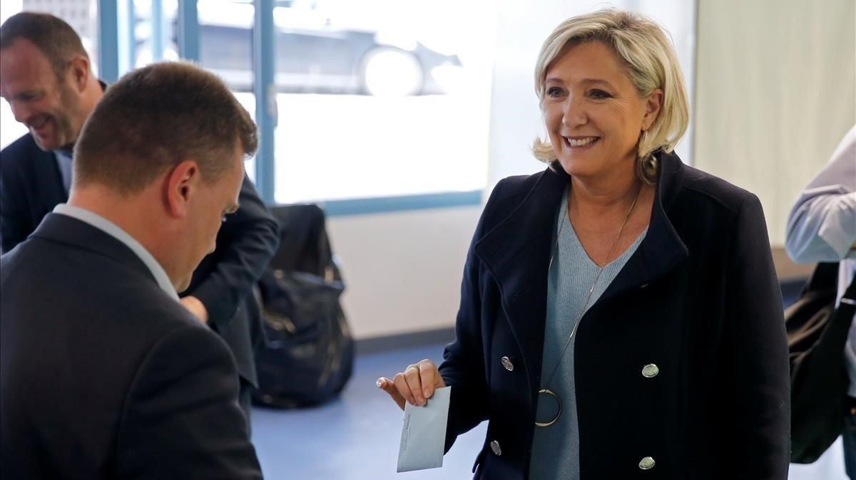 Marine Le Pen en el momento de votar este domingo. Marine Le Pen en el momento de votar este domingo.
