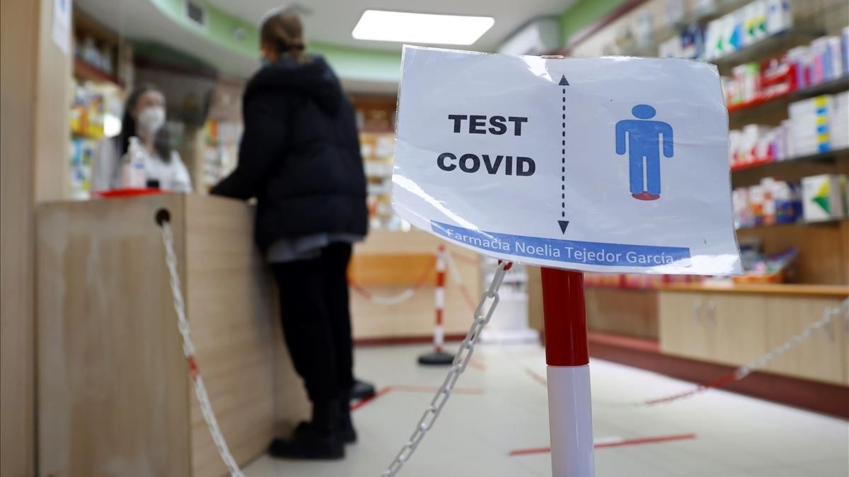 Un cartel informa de la localización dentro de una farmacia en Madrid donde se realizarán las pruebas de antígenos, el pasado 1 de febrero. Un cartel informa de la localización dentro de una farmacia en Madrid donde se realizarán las pruebas de antígenos, el pasado 1 de febrero.