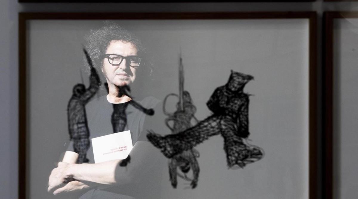 El artista Daniel G. Andújar en su exposición Los desastres de la guerra.