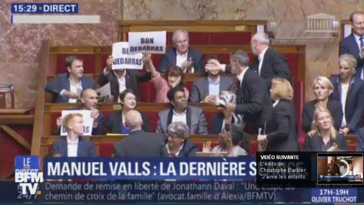 La Asamblea Nacional francesa se despide de Valls con carteles de hasta nunca.