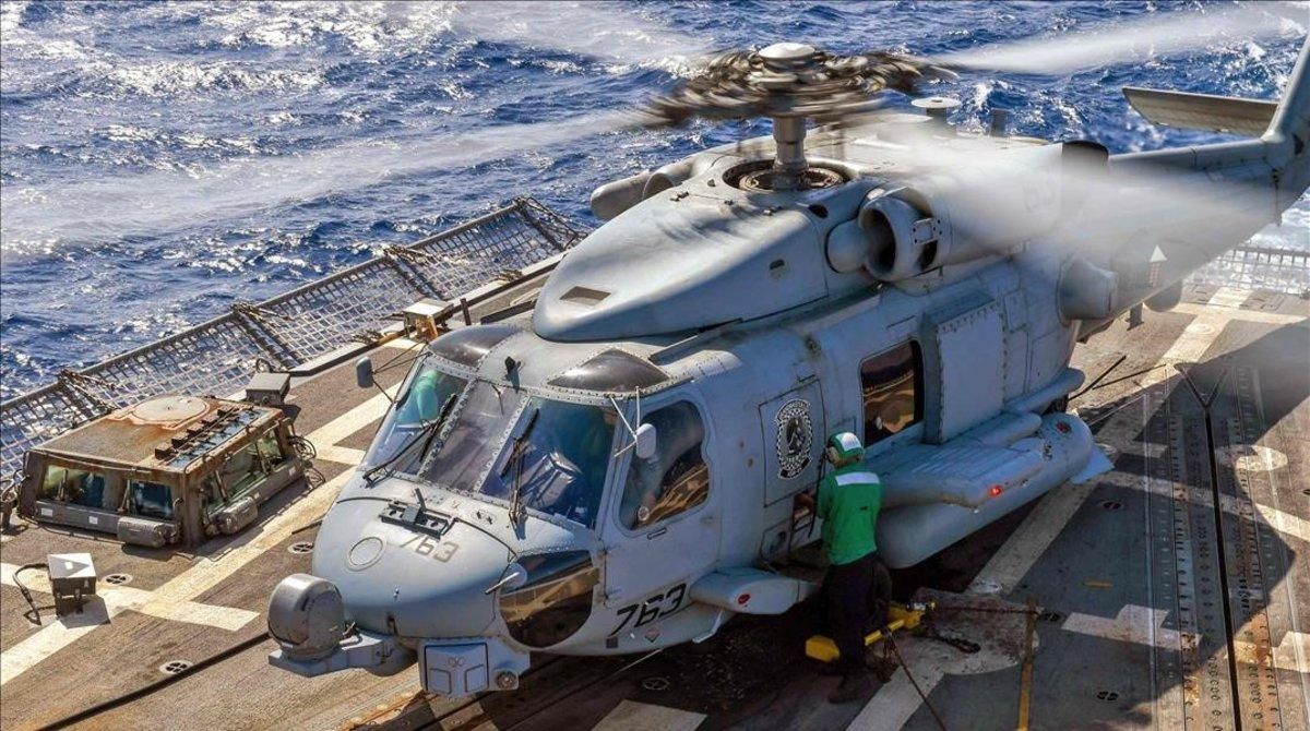 Un helicóptero en el ’USS Abraham Lincoln’. Un helicóptero en el ’USS Abraham Lincoln’.