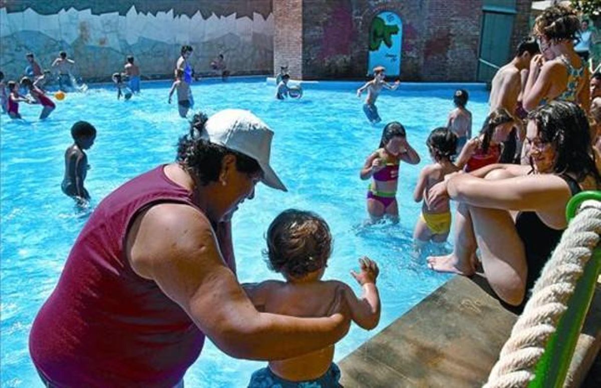 Torre de les Aigües 8 Niños bañándose en la playa del Eixample, la semana pasada. Torre de les Aigües 8 Niños bañándose en la playa del Eixample, la semana pasada.