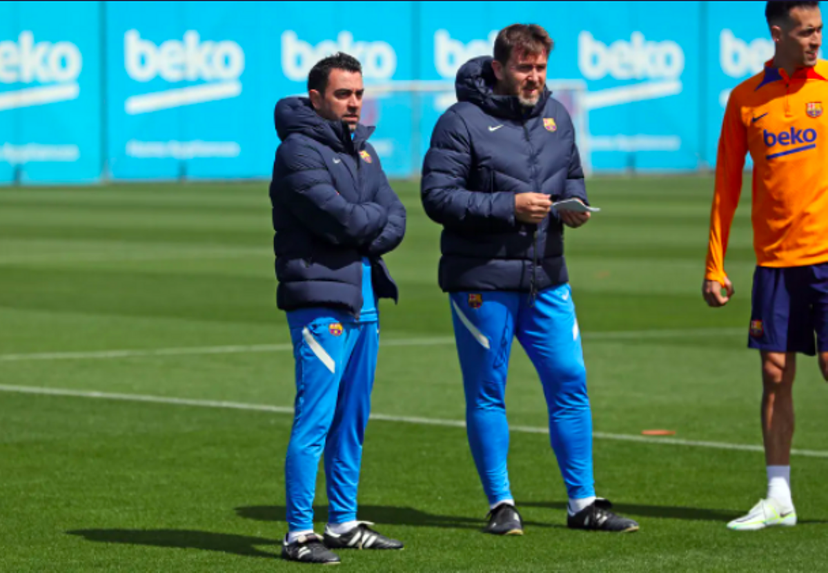 Xavi y Sergio Alegre, su ayudante y tercer entrenador, en un entrenamiento del Barça.