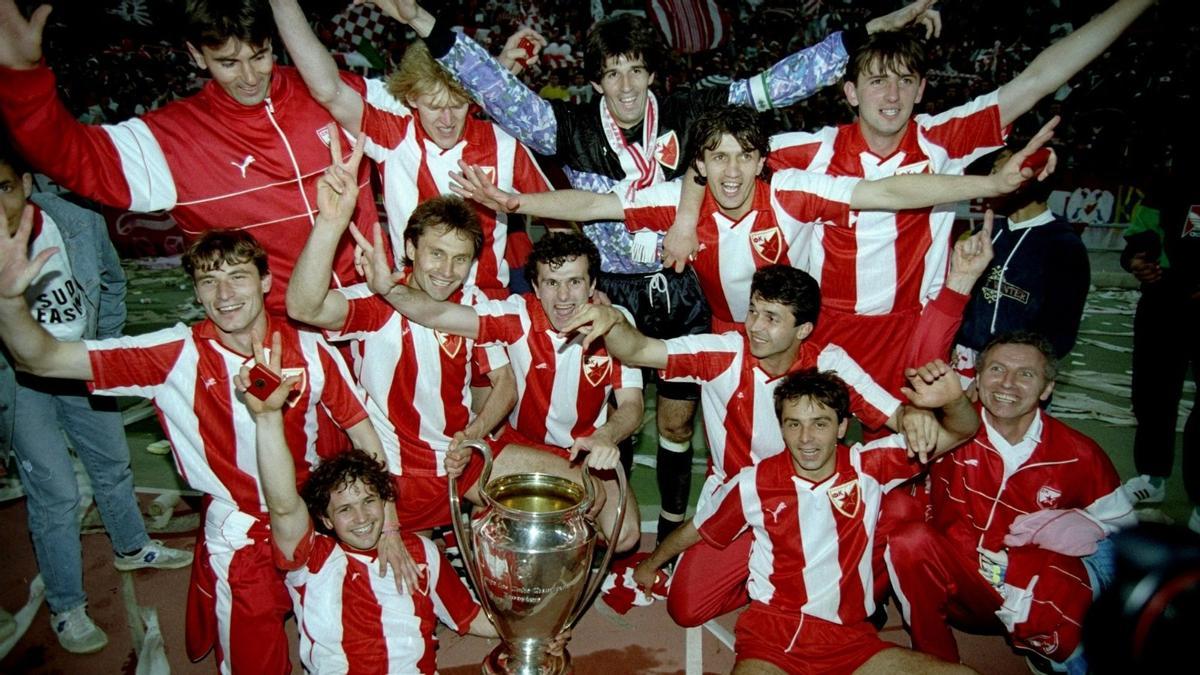 Los jugadores del Estrella Roja, con la Copa de Europa tras ganar por penaltis la final de Bari en 1991.