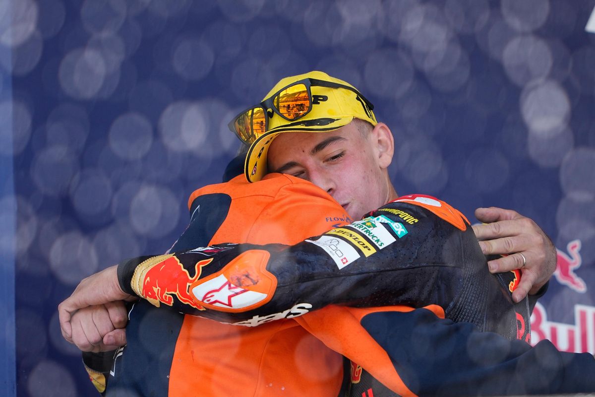 Pedro Acosta (KTM) se abraza a uno de sus técnicos. Pedro Acosta (KTM) se abraza a uno de sus técnicos.