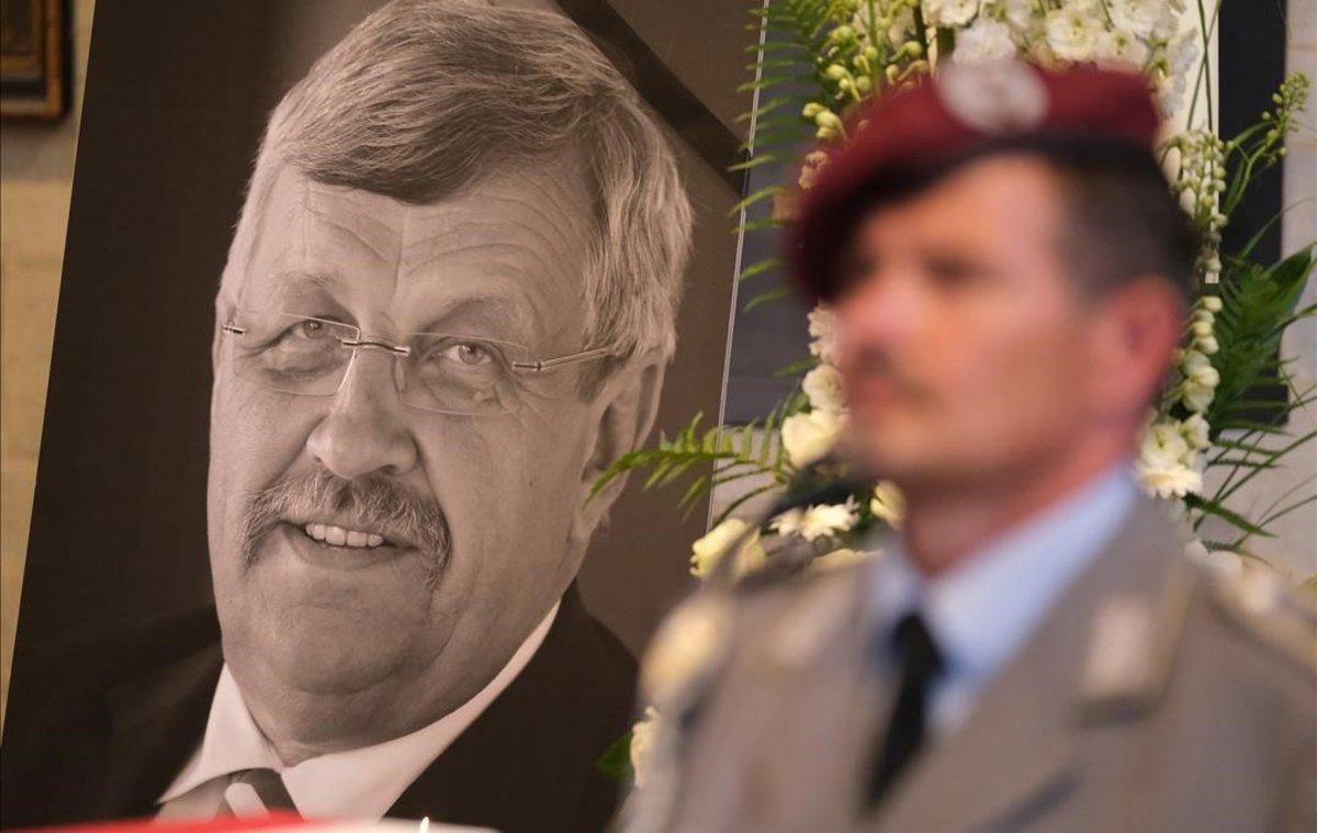 Un guarda de honor junto a la foto del político alemán asesinado Walter Lübcke durante el funeral en la iglesia de St. Martin en Kassel. Un guarda de honor junto a la foto del político alemán asesinado Walter Lübcke durante el funeral en la iglesia de St. Martin en Kassel.
