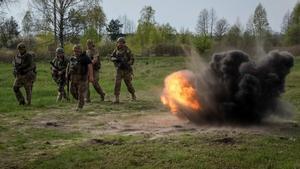 Soldados ucranianos de la brigada de Defensa Territorial 115 hacen ejercicios en la frontera con BIelorrusia, en la región de Zhytomyr.