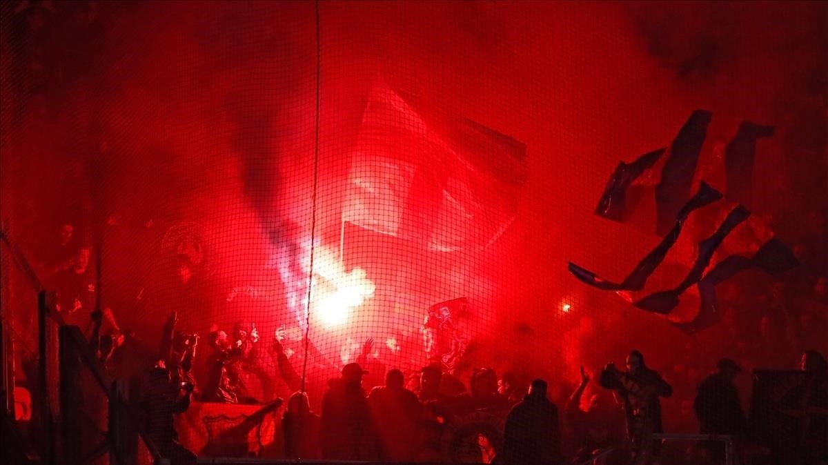 Los aficionados del Barça sacaron bengalas en la grada del estadio Olympique de Lyón. Los aficionados del Barça sacaron bengalas en la grada del estadio Olympique de Lyón.