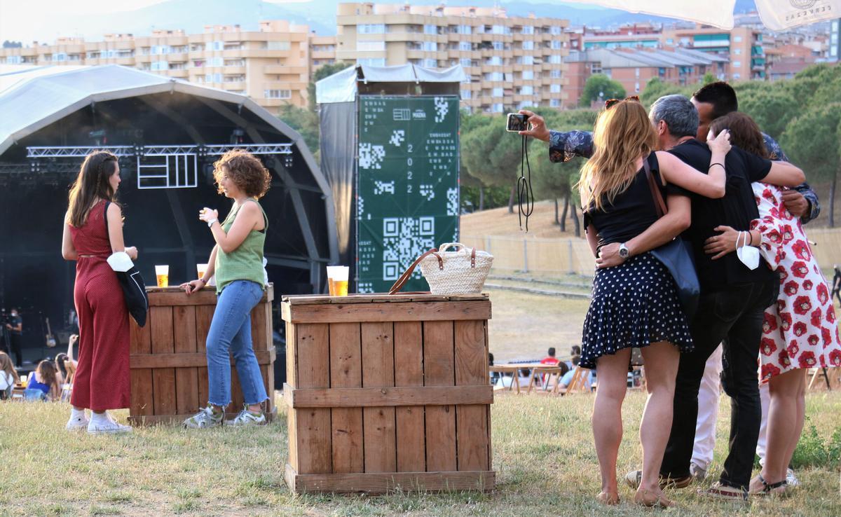 Asistentes al Festival Embassa’t de Sabadell haciéndose una foto, el 10 de junio de 2021.