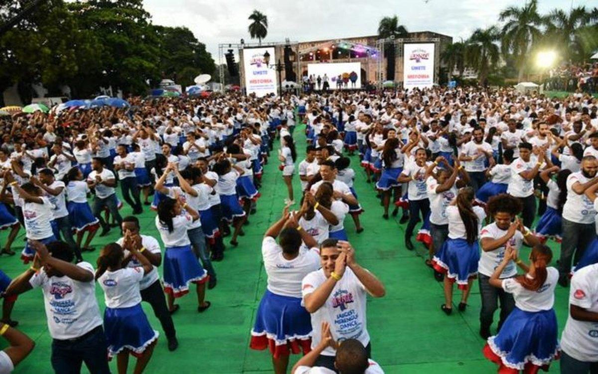 Parejas de bailarinas de la República Dominicana bailan merengue para el récord Guinness.