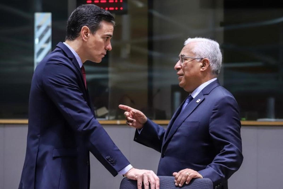 El presidente del Gobierno, Pedro Sánchez, y el primer ministro portugués, António Costa, charlan durante la segunda sesión del Consejo Europeo de primavera, el pasado 25 de marzo de 2022, en Bruselas.