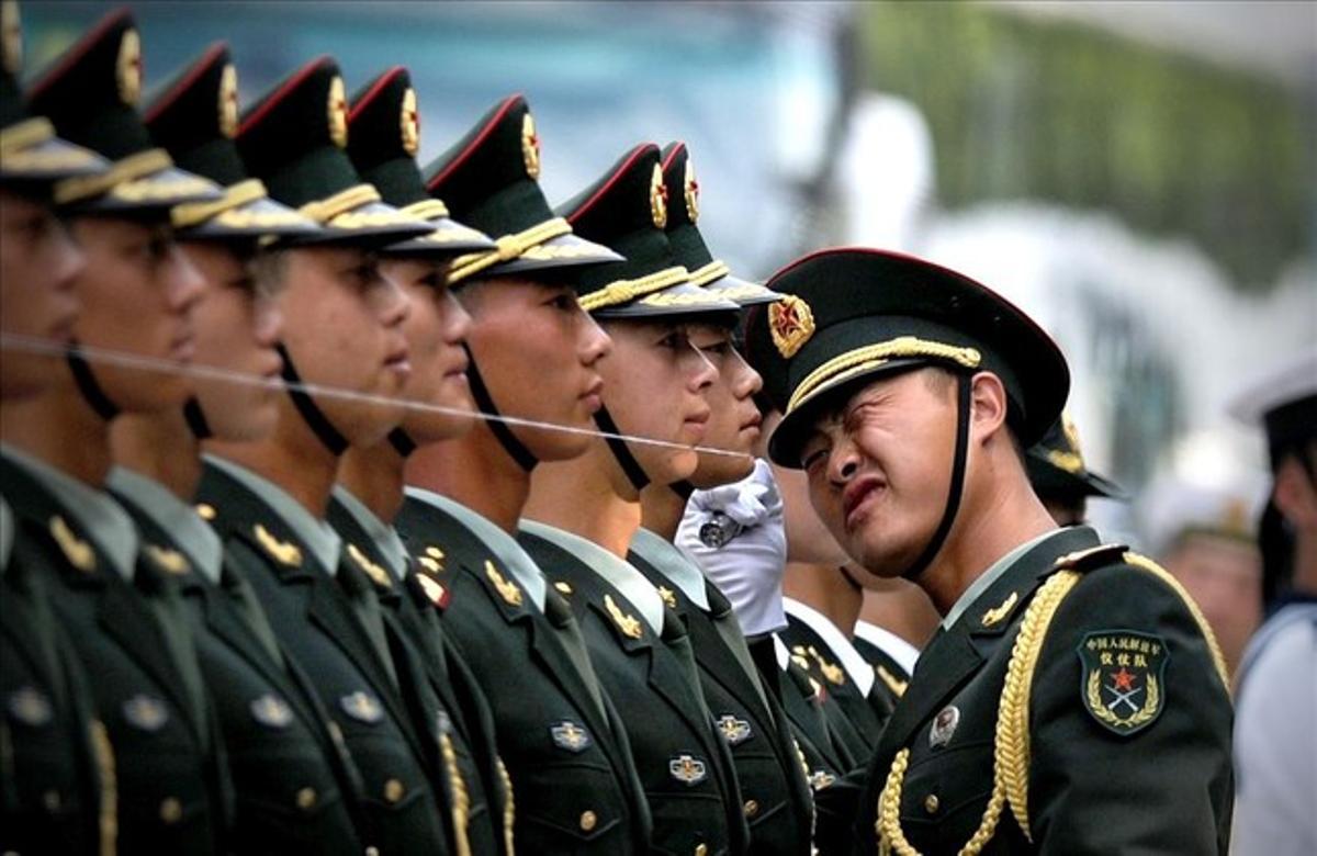 Guardias de honor chinos se preparan para la llegada del presidente de China, Xi Jinping, durante una ceremonia en Pekin.