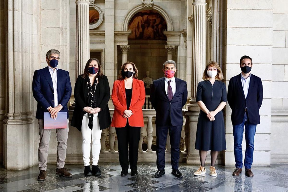Ada Colau junto a Joan Laporta en el Ayuntamiento. Ada Colau junto a Joan Laporta en el Ayuntamiento.