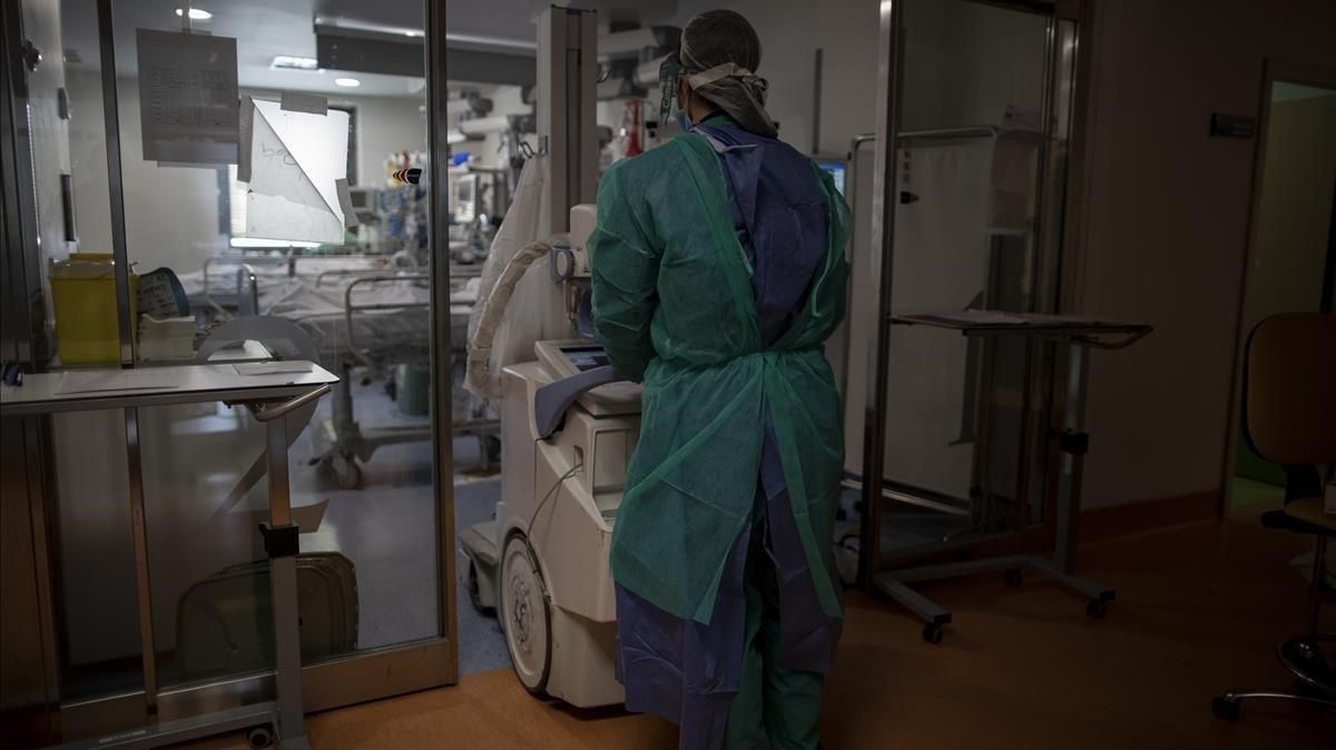 Varios sanitarios en la Unidad de Cuidados Intensivos (uci) dedicada a enfermos de coronavirus del Hospital Universitario Ramón y Cajal de Madrid, este jueves. Varios sanitarios en la Unidad de Cuidados Intensivos (uci) dedicada a enfermos de coronavirus del Hospital Universitario Ramón y Cajal de Madrid, este jueves.
