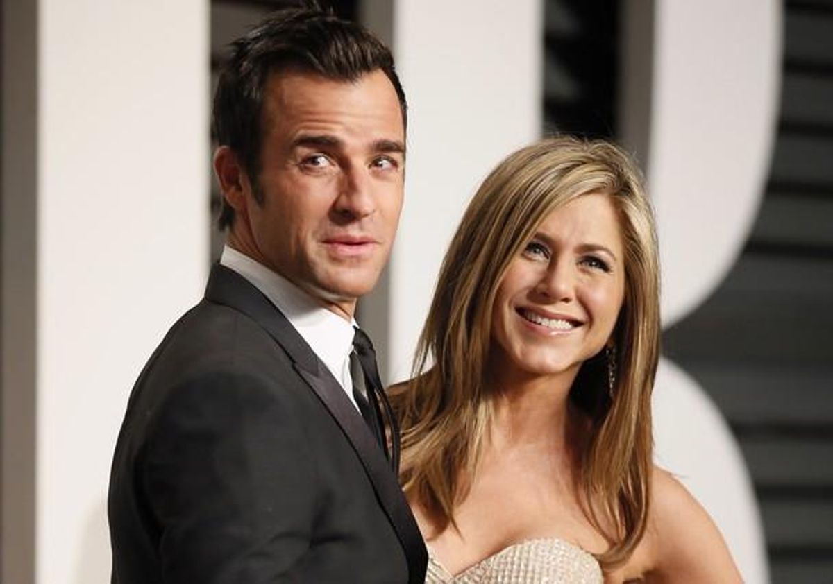 Jennifer Aniston y Justin Theroux en la alfombra roja de la fiesta de VanityFair de los Oscar. Jennifer Aniston y Justin Theroux en la alfombra roja de la fiesta de VanityFair de los Oscar.