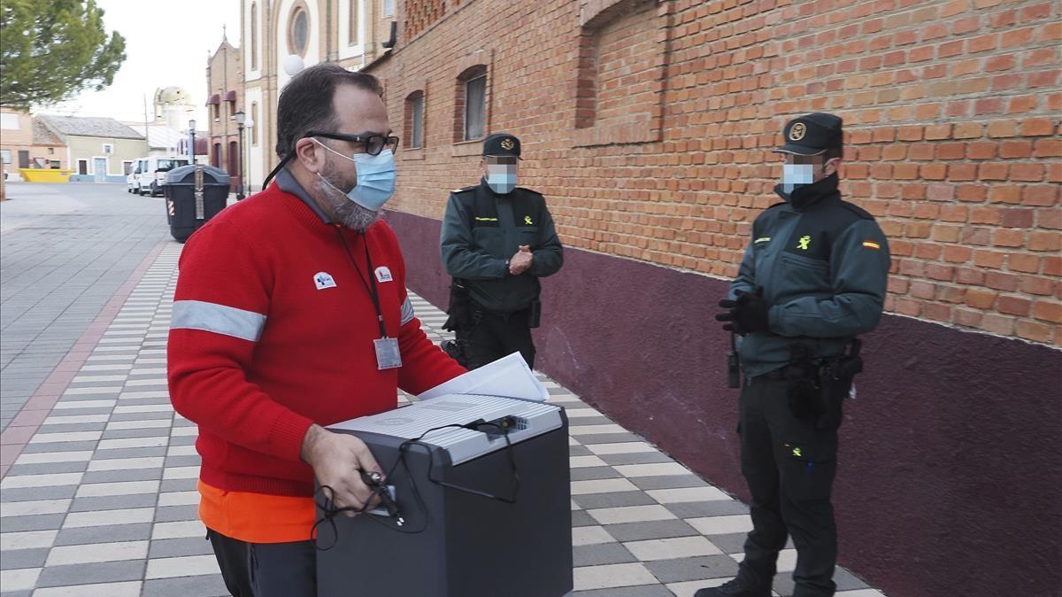 Un sanitario se dispone a entrar en la residencia de ancianos El Fontan para comenzar la vacunacion contra el covid-19 en Nava del Rey (Valladolid), el pasado día 30.