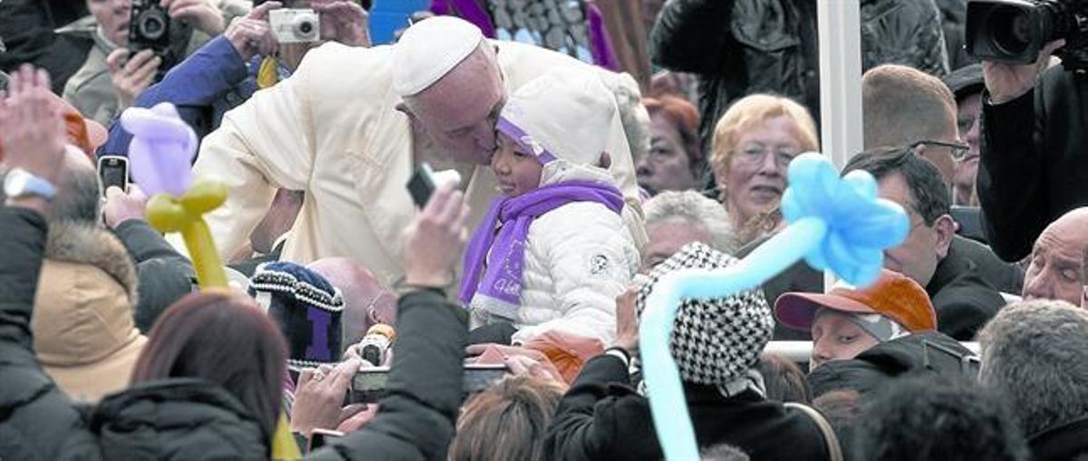 Bergoglio besa a un niño desde el papamóvil,en la plaza de San Pedro del Vaticano, esta semana. Bergoglio besa a un niño desde el papamóvil,en la plaza de San Pedro del Vaticano, esta semana.