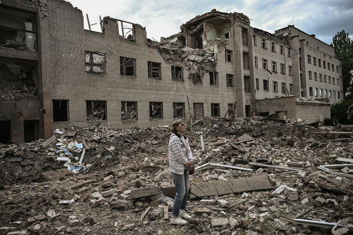 Una mujer contempla la destrucción causada por las tropas rusas en la ciudad de Bakhmut, en el Donbás.
