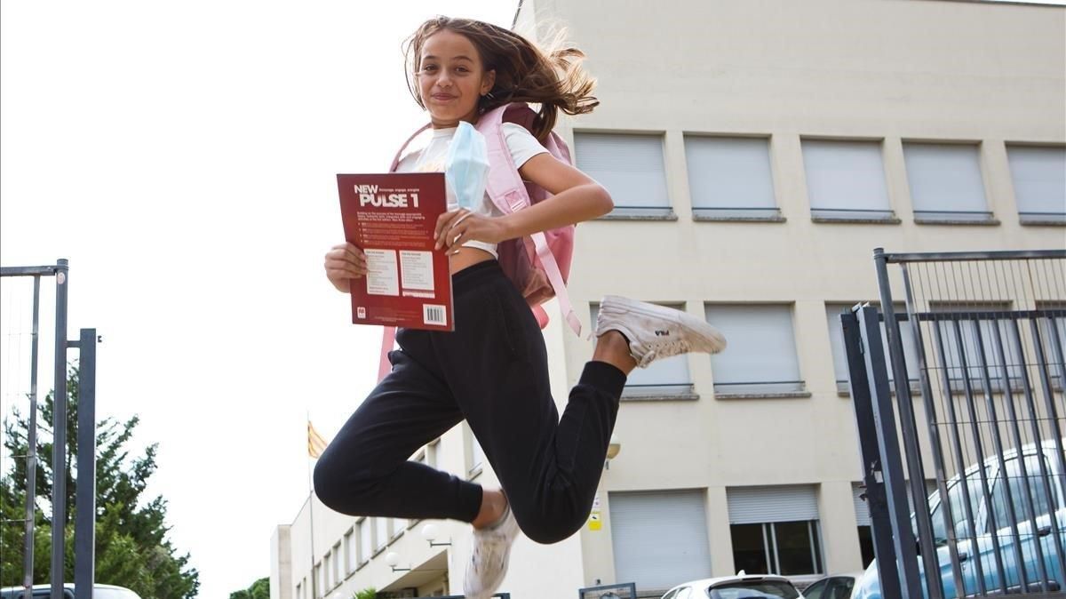 Laia Masferrer delante del instituto Tres Turons. Laia Masferrer delante del instituto Tres Turons.