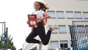 Laia Masferrer delante del instituto Tres Turons.
