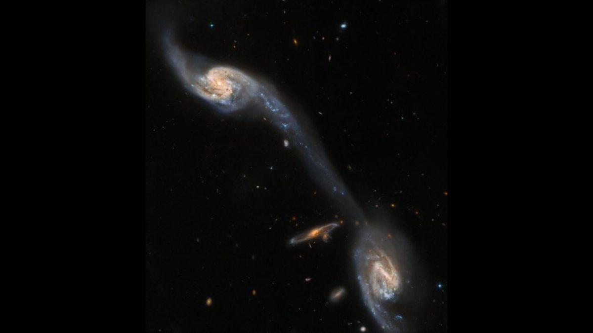 Hubble retrata un misterioso puente intergaláctico a 200 millones de años luz de la Tierra