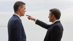 El presidente del Gobierno, Pedro Sánchez, y el presidente de la República Francesa, Emmanuel Macron.