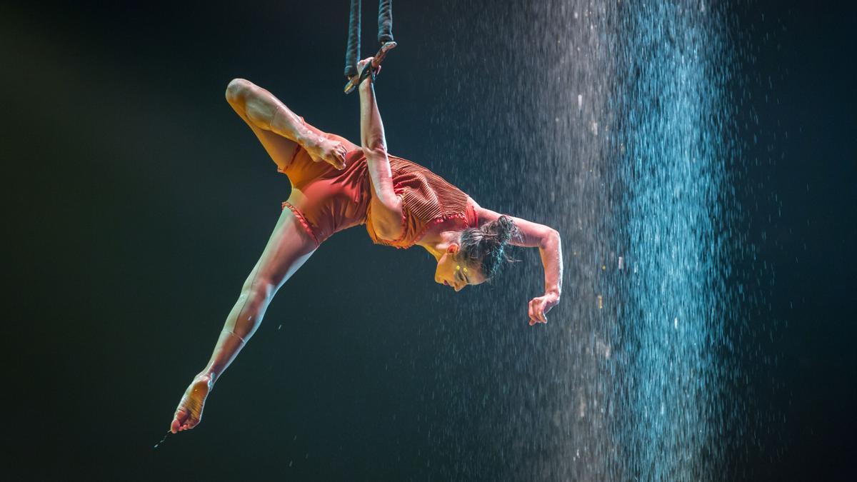 El agua hace su aparición por primera vez en el ’show’ en un bello número que combina trapecio, danza y rueda Cyr. 