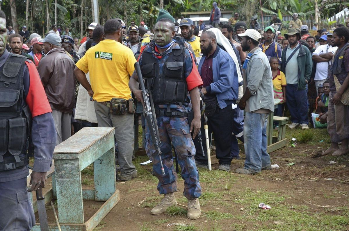 Un guarda armado vigila a los votantes que esperan para depositar su papeleta en la urna en Tari (Papúa Nueva Guinea), en una foto de archivo. EFE/Eoin Blackwell Un guarda armado vigila a los votantes que esperan para depositar su papeleta en la urna en Tari (Papúa Nueva Guinea), en una foto de archivo. EFE/Eoin Blackwell