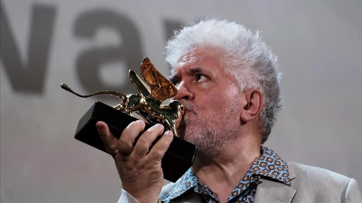 Pedro Almodóvar besa el León de Oro a su carrera cinematográfica, en Venecia, el pasado agosto. Pedro Almodóvar besa el León de Oro a su carrera cinematográfica, en Venecia, el pasado agosto.