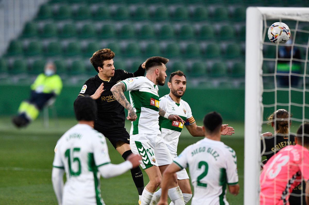 Riqui Puig cabecea su primer gol con la camiseta del primer equipo del Barça, en Elche. Riqui Puig cabecea su primer gol con la camiseta del primer equipo del Barça, en Elche.