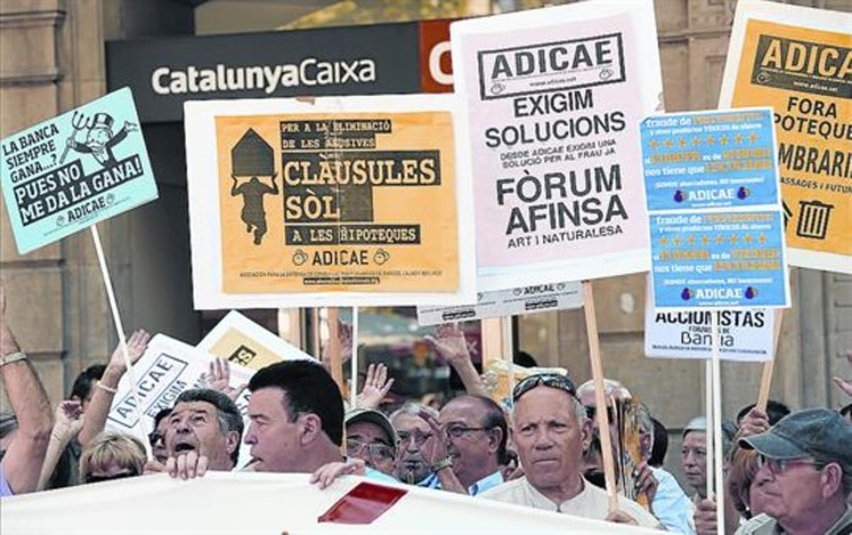 Protesta de afectados por cláusulas suelo, ante la sede de la Oficina de la Comisión Europea y una sucursal de Catalunya Caixa, en el 2013.