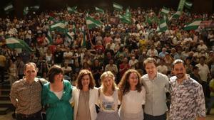 La candidata de Por Andalucía a la Presidencia de la Junta en las elecciones andaluzas, Inma Nieto (3d), junto a la vicepresidenta y ministra Yolanda Díaz (4i), el portavoz de Más País, Íñigo Errejón (2d), y el coordinador de IU en Andalucía, Toni Valero (1i), este 12 de junio de 2022 en el mitin de campaña en Málaga.