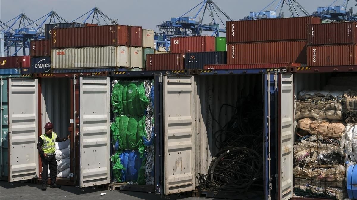 Contenedores llenos de residuos plásticos procedentes de países occidentales en el puerto de Klang, en Malasia, el pasado mayo. Contenedores llenos de residuos plásticos procedentes de países occidentales en el puerto de Klang, en Malasia, el pasado mayo.