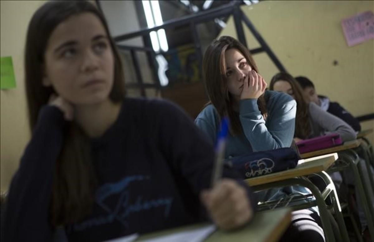Alumnas del instituto Lluís Vives de Barcelona en las pruebas externas de cuarto de ESO del pasado febrero. Alumnas del instituto Lluís Vives de Barcelona en las pruebas externas de cuarto de ESO del pasado febrero.