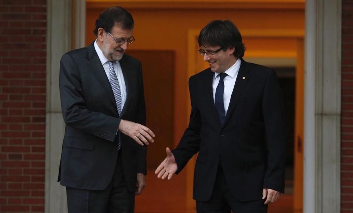 El presidente del Gobierno en funciones, Mariano Rajoy, y el de la Generalitat, Carles Puigdemont, en su cita de abril del 2016 en la Moncloa. El presidente del Gobierno en funciones, Mariano Rajoy, y el de la Generalitat, Carles Puigdemont, en su cita de abril del 2016 en la Moncloa.