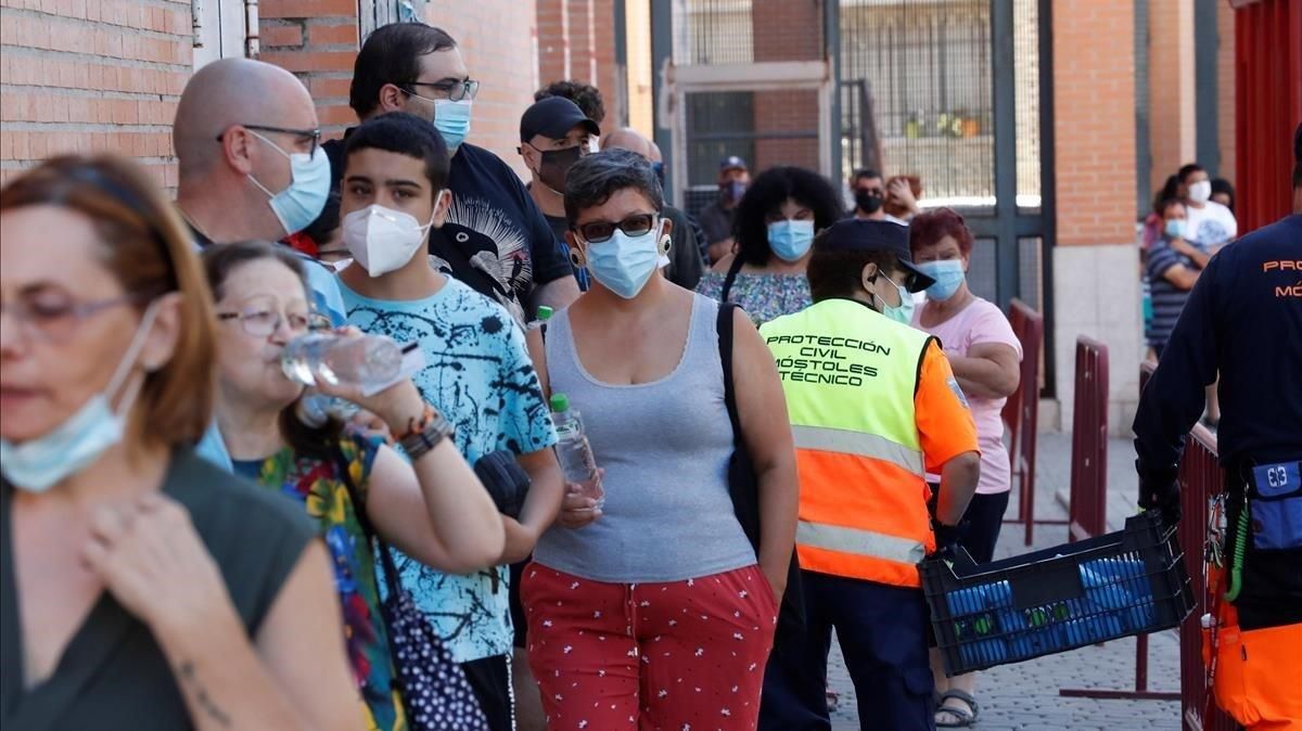 Varias personas esperan en las urgencias del Centro de Especialidades Periférico Coronel de Palma, este sábado en la localidad de Móstoles. Varias personas esperan en las urgencias del Centro de Especialidades Periférico Coronel de Palma, este sábado en la localidad de Móstoles.