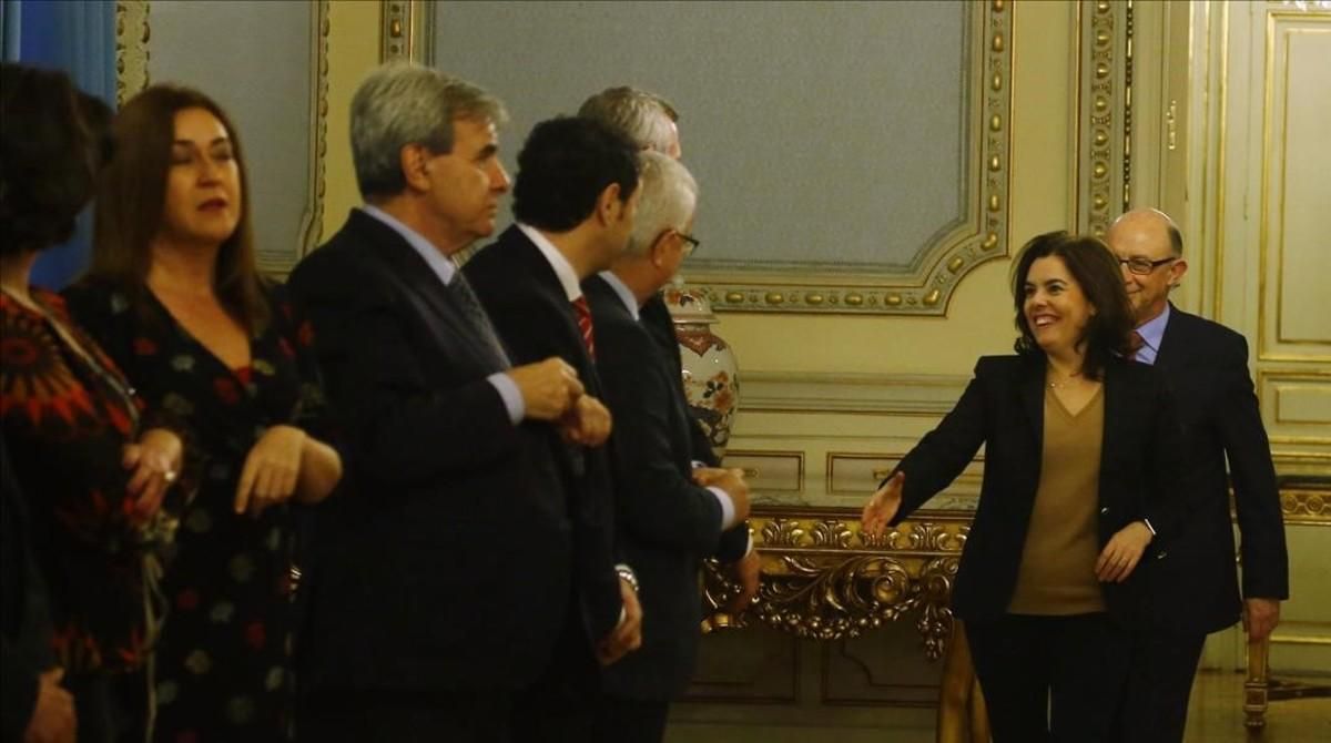 Santamaría y Montoro saludan a los consejeros autonómicos, este viernes en Madrid. Santamaría y Montoro saludan a los consejeros autonómicos, este viernes en Madrid.