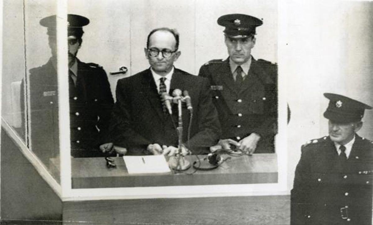 Adolf Eichmann, uno de los ideólogos del exterminio judío, durante el juicio, en abril de 1961 en Jerusalén. Adolf Eichmann, uno de los ideólogos del exterminio judío, durante el juicio, en abril de 1961 en Jerusalén.