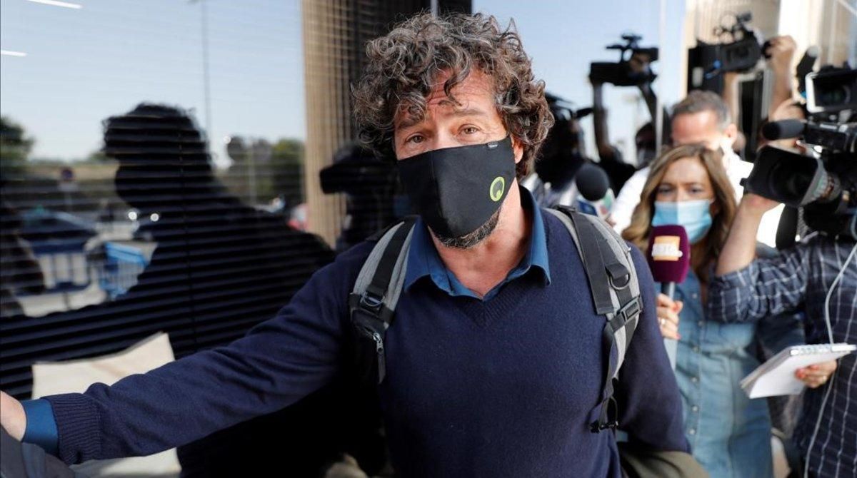 Nacho Palau, a su salida del juzgado de Pozuelo de Alarcón después de declarar. Miguel Bosé no se dejó ver. Nacho Palau, a su salida del juzgado de Pozuelo de Alarcón después de declarar. Miguel Bosé no se dejó ver.