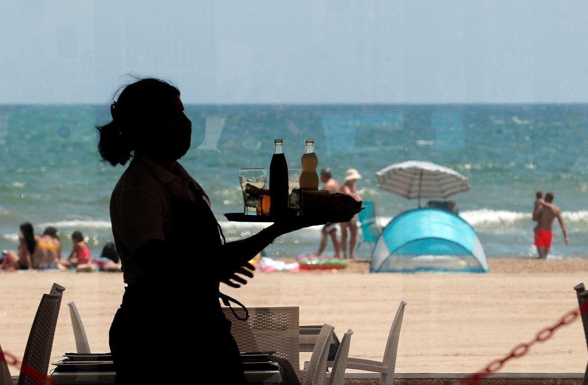 La reforma laboral redueix a la meitat els nous contractes temporals en el turisme