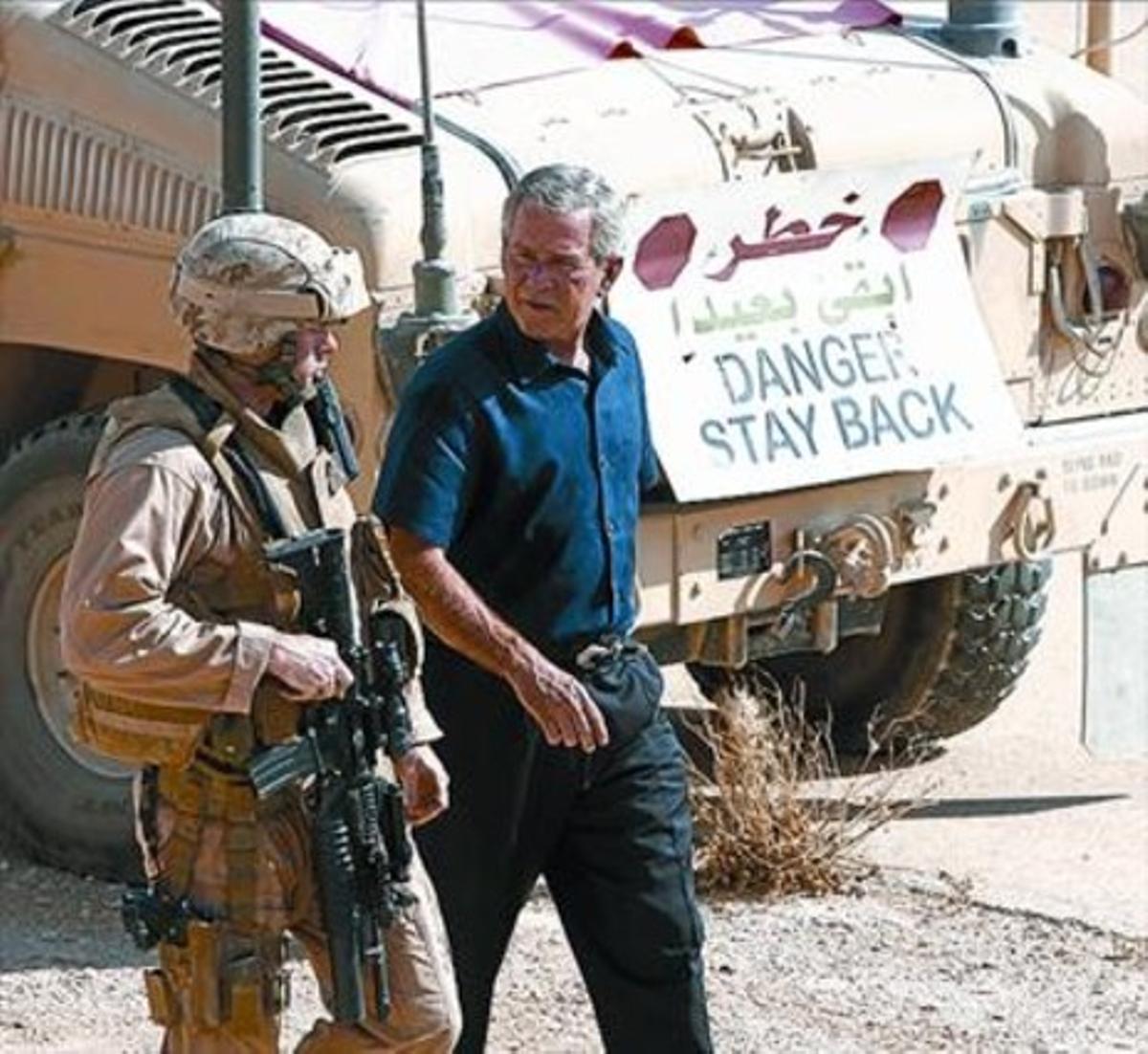 Visita 8Bush habla con un soldado en Irak, en el 2007.