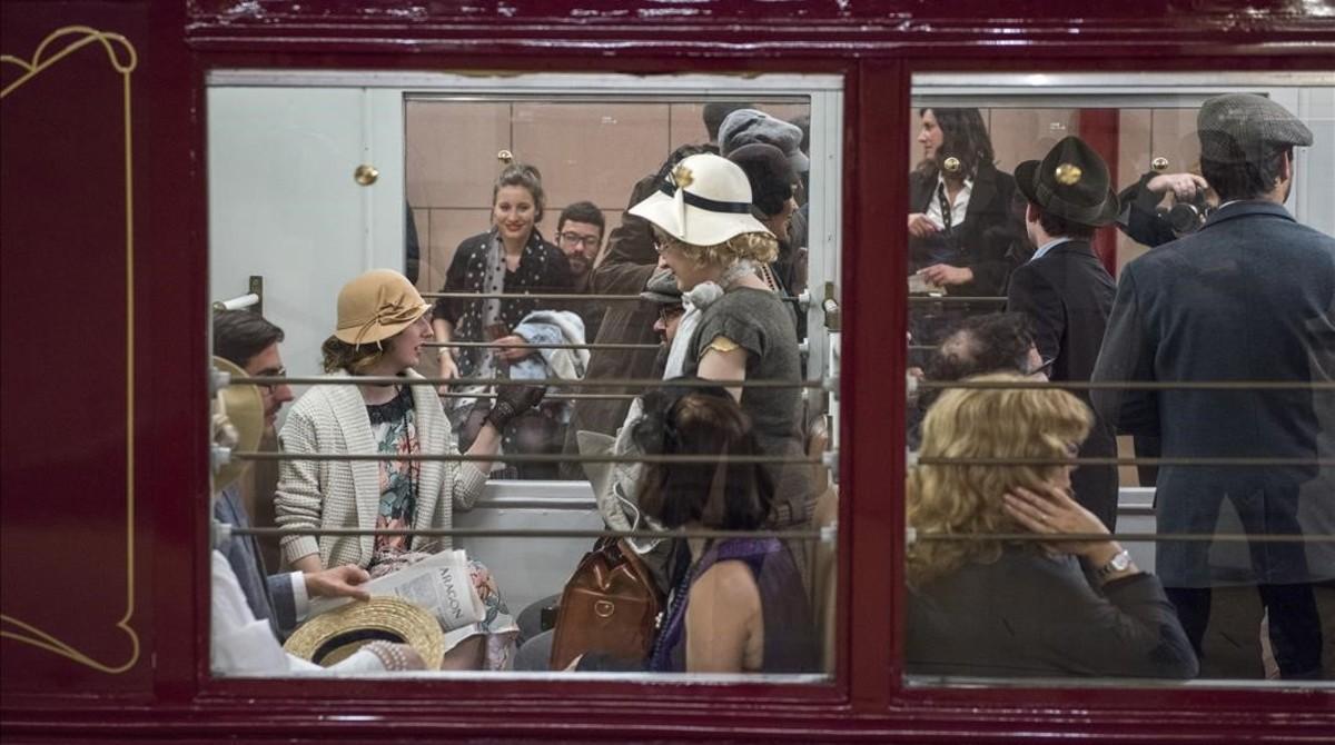 Los pasajeros disfrazados de época, en un vagón de 1924 del Gran Metro. 